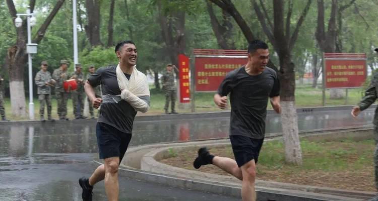 她为了荣誉竭尽全力（一位寻求公正的年轻女律师）