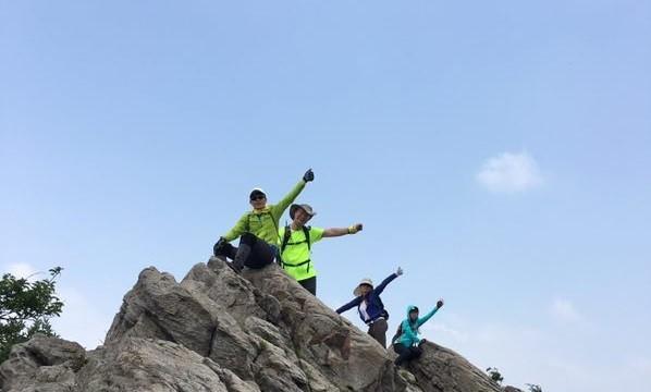 山峰之巅，人生的顶峰；攀爬之乐，自然的礼赞。（山峰之巅，人生的顶峰；攀爬之乐，自然的礼赞。）