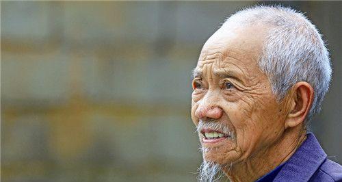 父亲眼中的孩子（温暖、坚定的父亲眼神）