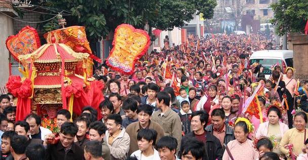 玉兔在天上赏月（中秋节的传说与习俗）