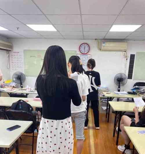 四，除了在学校里认真听讲外，小明还会利用空余时间进行课外阅读，从中汲取更多的知识。