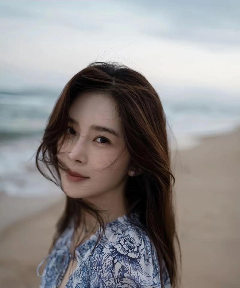 微笑如花（她的甜美笑容温暖了我）