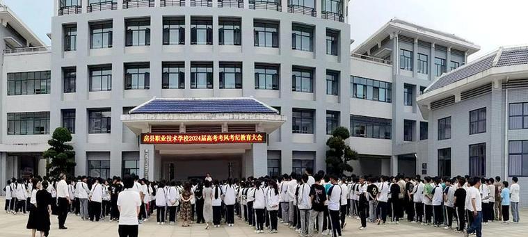 刻苦钻研，成就未来（优秀学生的成长故事）