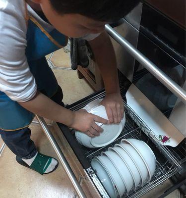 洗碗初体验——我的“干洗碗”技能之路（第一次学习洗碗的经历与感悟）