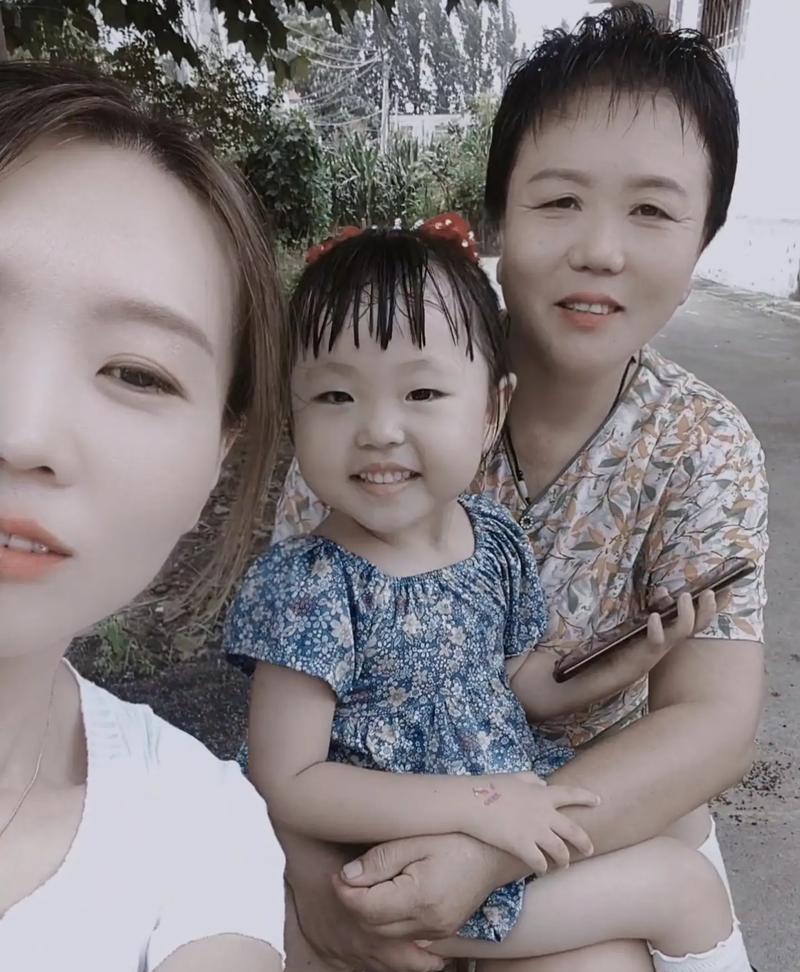 我的妈妈，我心中的英雄（她的坚韧、关爱与奉献）