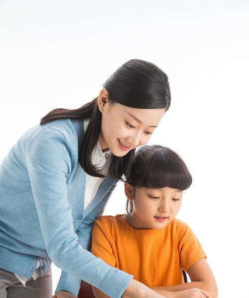 自信闯天涯——一个小女孩的成长故事（凭借自信和勇气，她闯过了生命中的重重难关）