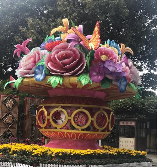 小女孩欣喜地笑了：“我也是，每年元旦我都会跟家人一起放烟花。”