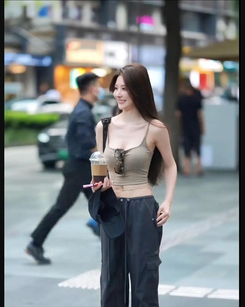 以心存善意的年轻人（无私奉献，带给身边人希望和温暖）