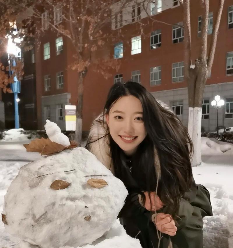 红色围巾下的冬日故事（一场大雪，牵动心弦）