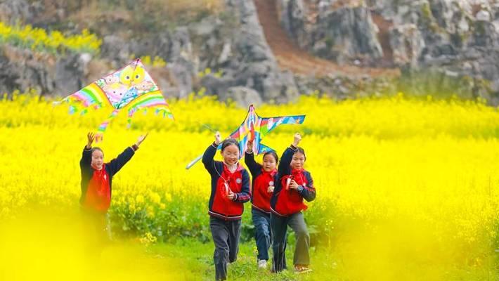 春风吹起的童年回忆——放风筝（风筝舞动天空，童年记忆永存）