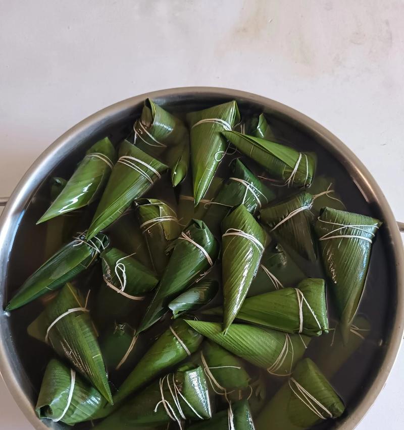 端午粽情（这是一个讲述端午节包粽子的故事，蕴含了亲情、爱情和友情）